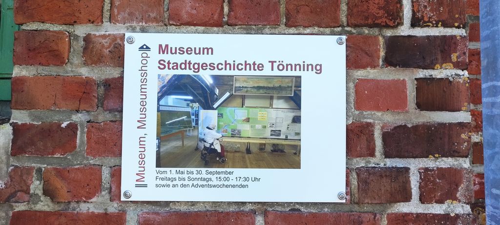 Neue Hinweistafel für die Öffnungszeiten des Museums